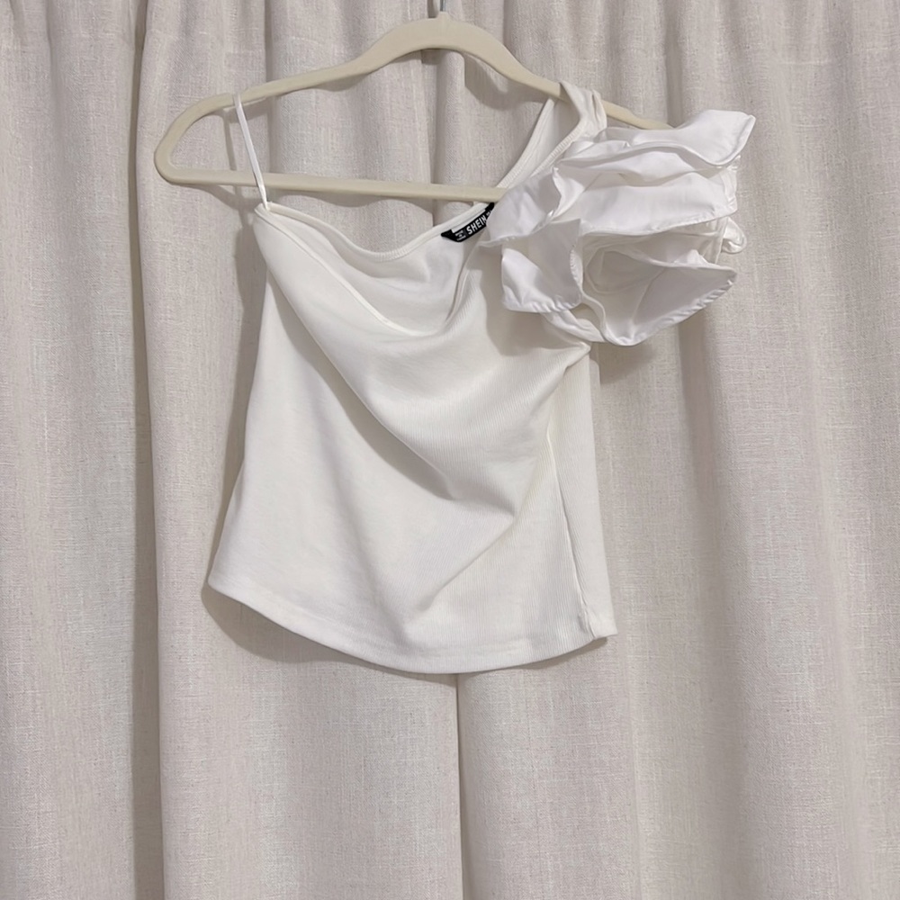 White flower top